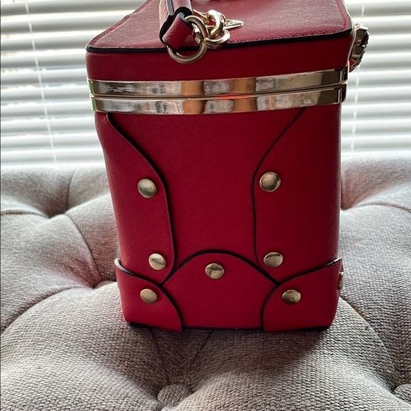 Elegant Red Handbag - Picture 3 of 7
